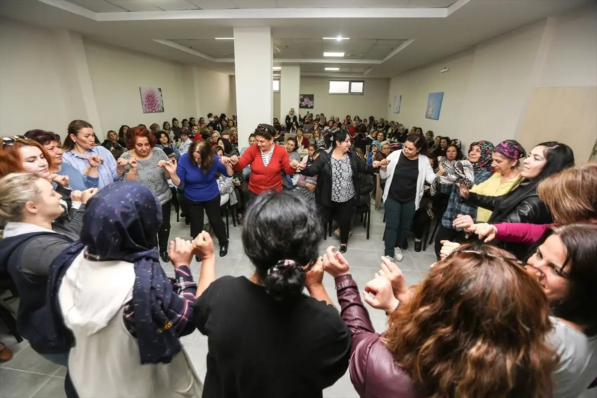 Yenimahalle Sakinleri Kadınlar Matinesinde Eğlendi