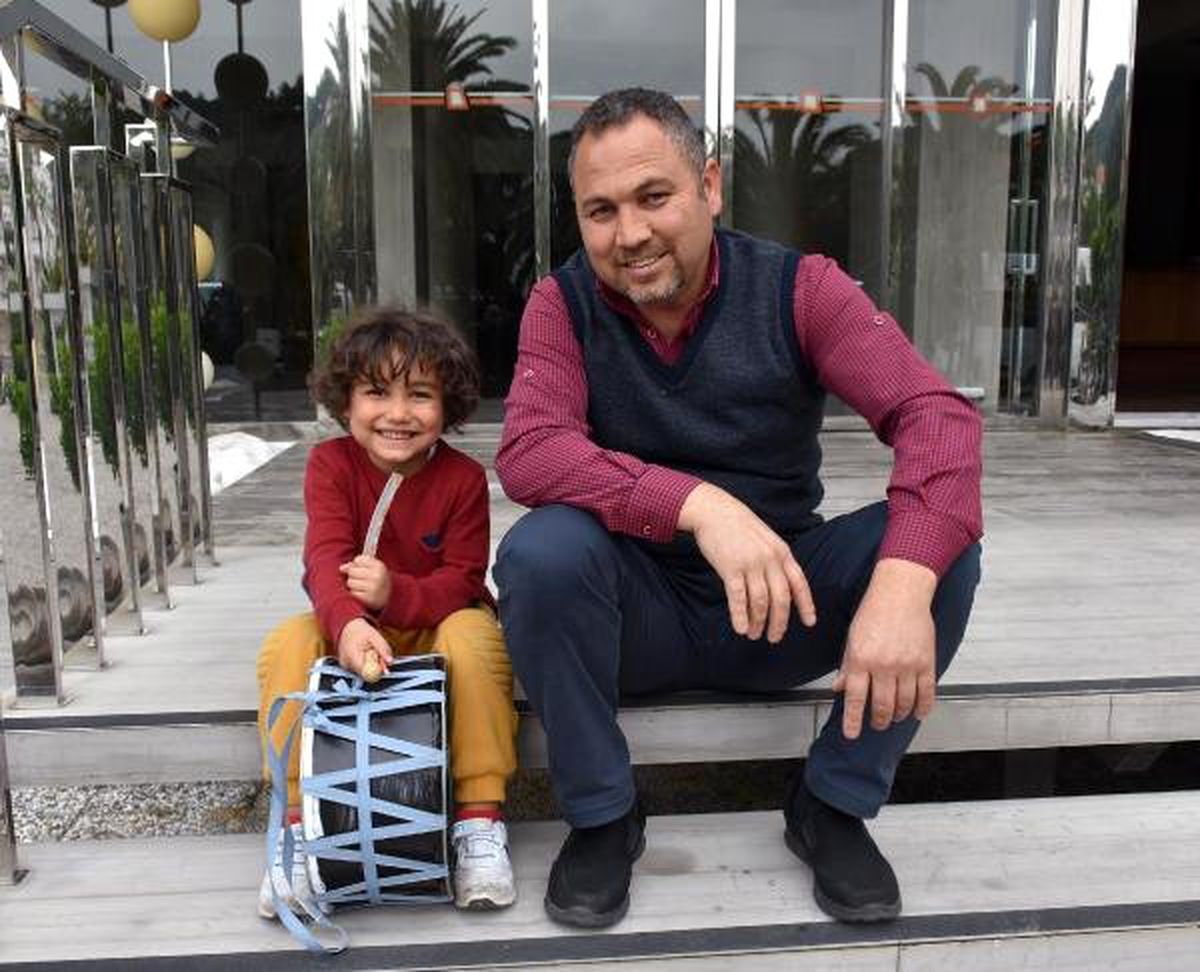 5 Yaşındaki Mirsad\'ın Davul Performansı Parmak Isırtıyor