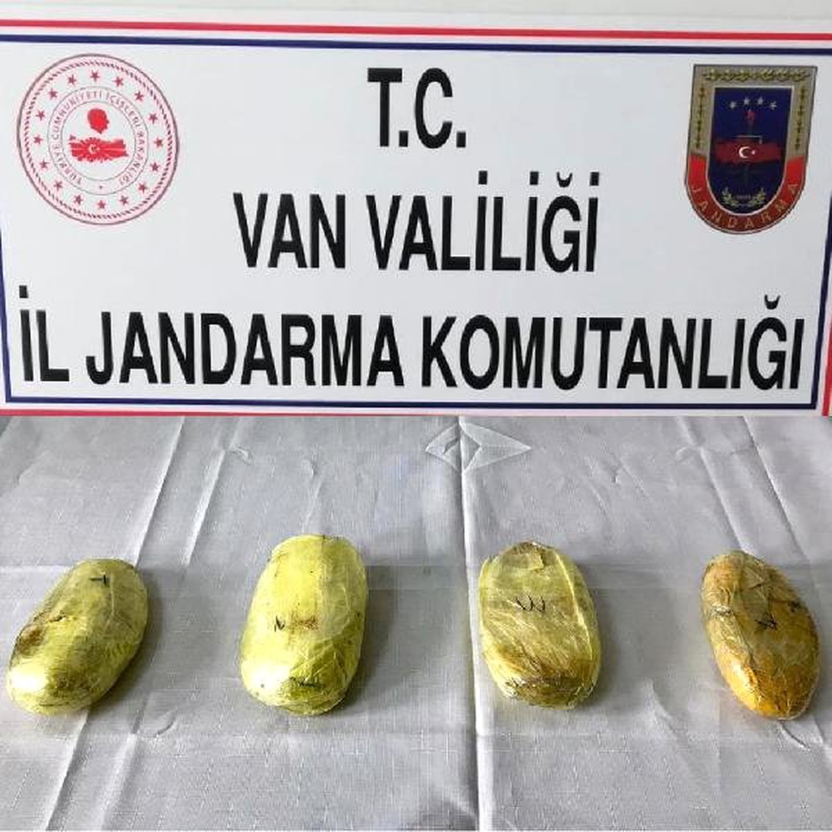 60 Kaçağın Yakalandığı Minibüste, Esrar da Ele Geçirildi