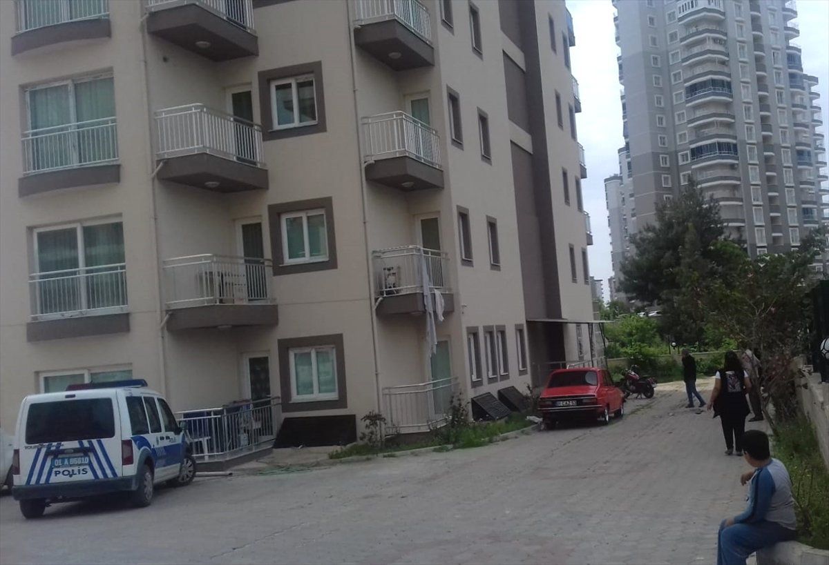 Adana\'da 3. Kattan Düşen Kadın Öldü