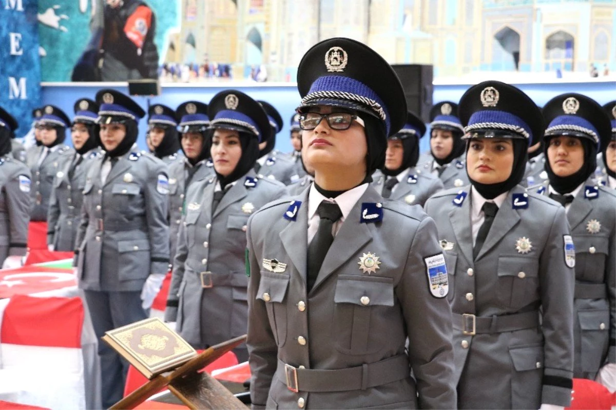 Afgan Kadın Polis Adayları Zorlu Eğitimin Ardından Mezun Oldu