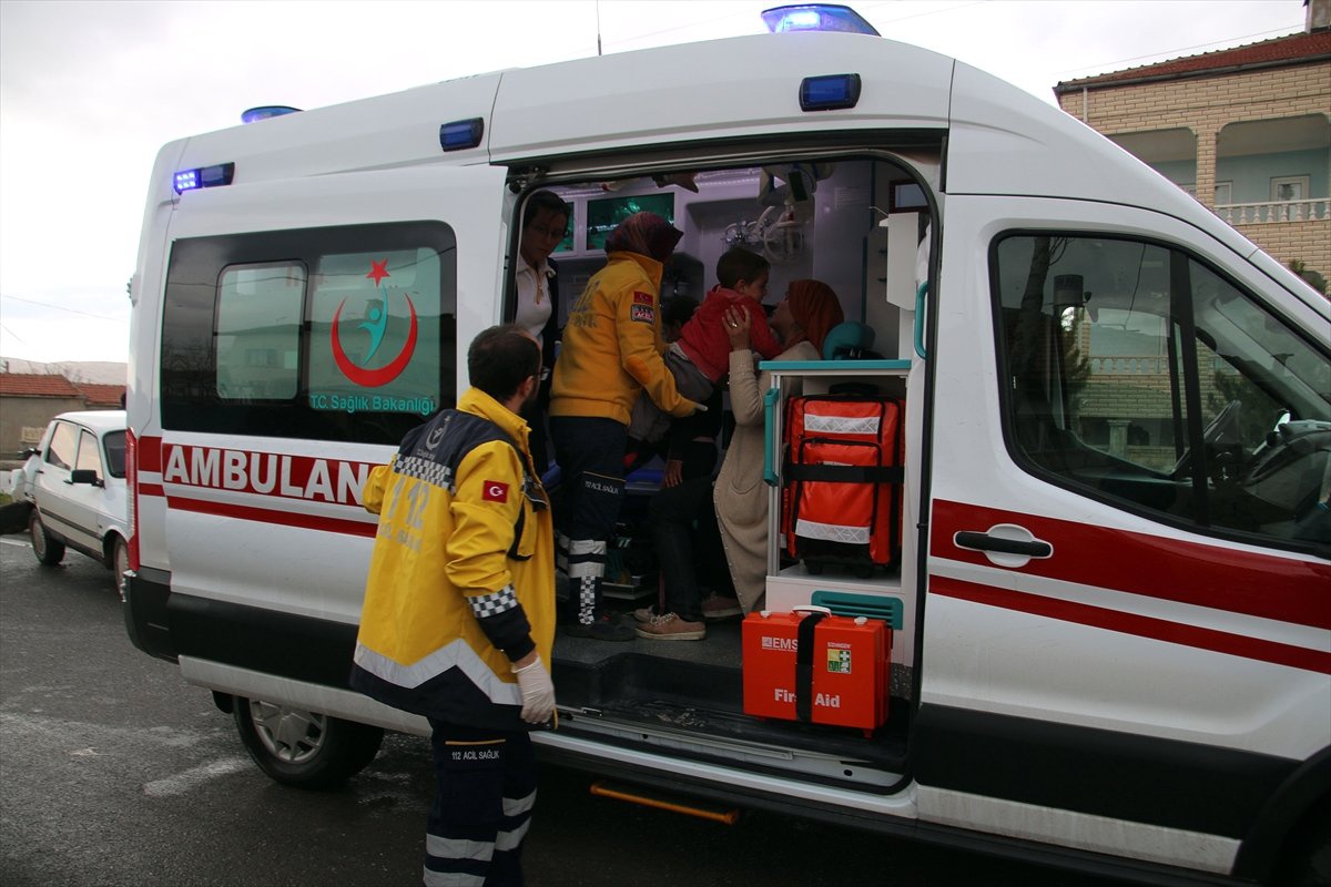 Anne ve 3 Çocuğu Trafik Kazasında Yaralandı