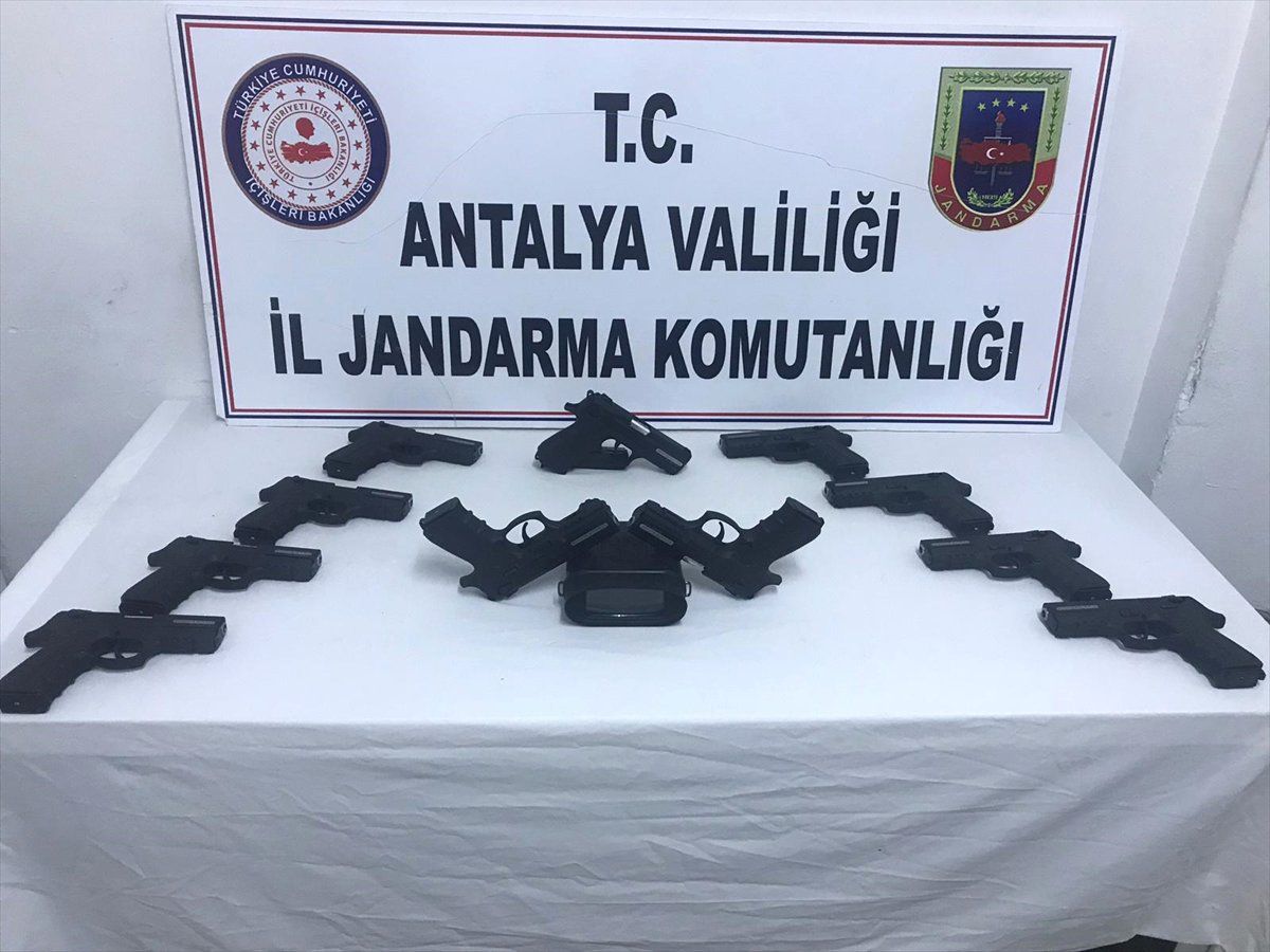 Antalya\'da 11 Ruhsatsız Tabanca Ele Geçirildi