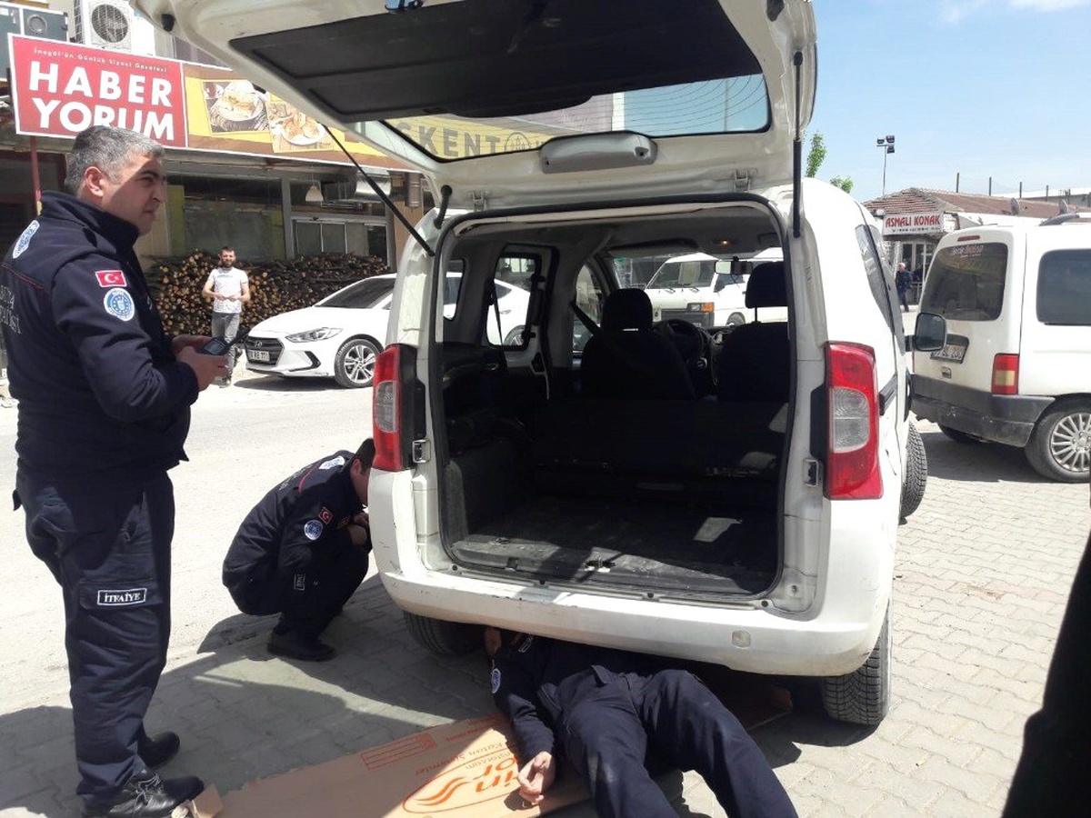 Arabanın Motoruna Giren Kediyi İtfaiye Kurtardı