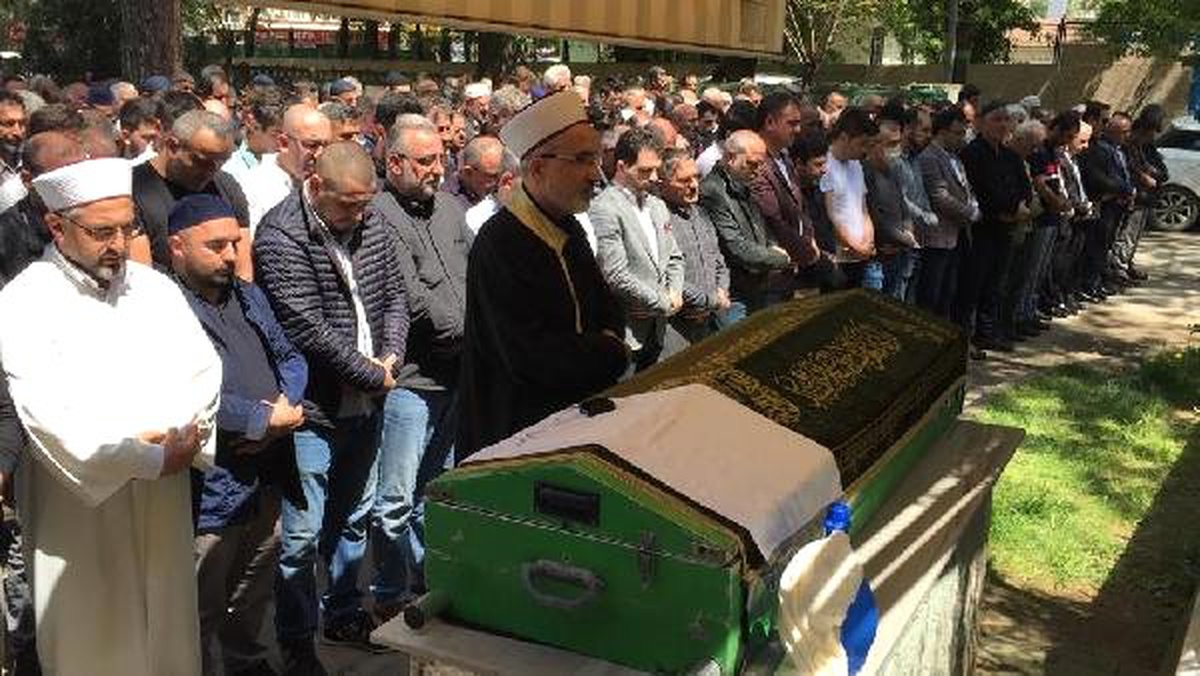 Aracında Ölü Bulunan Emekli Polis Toprağa Verildi