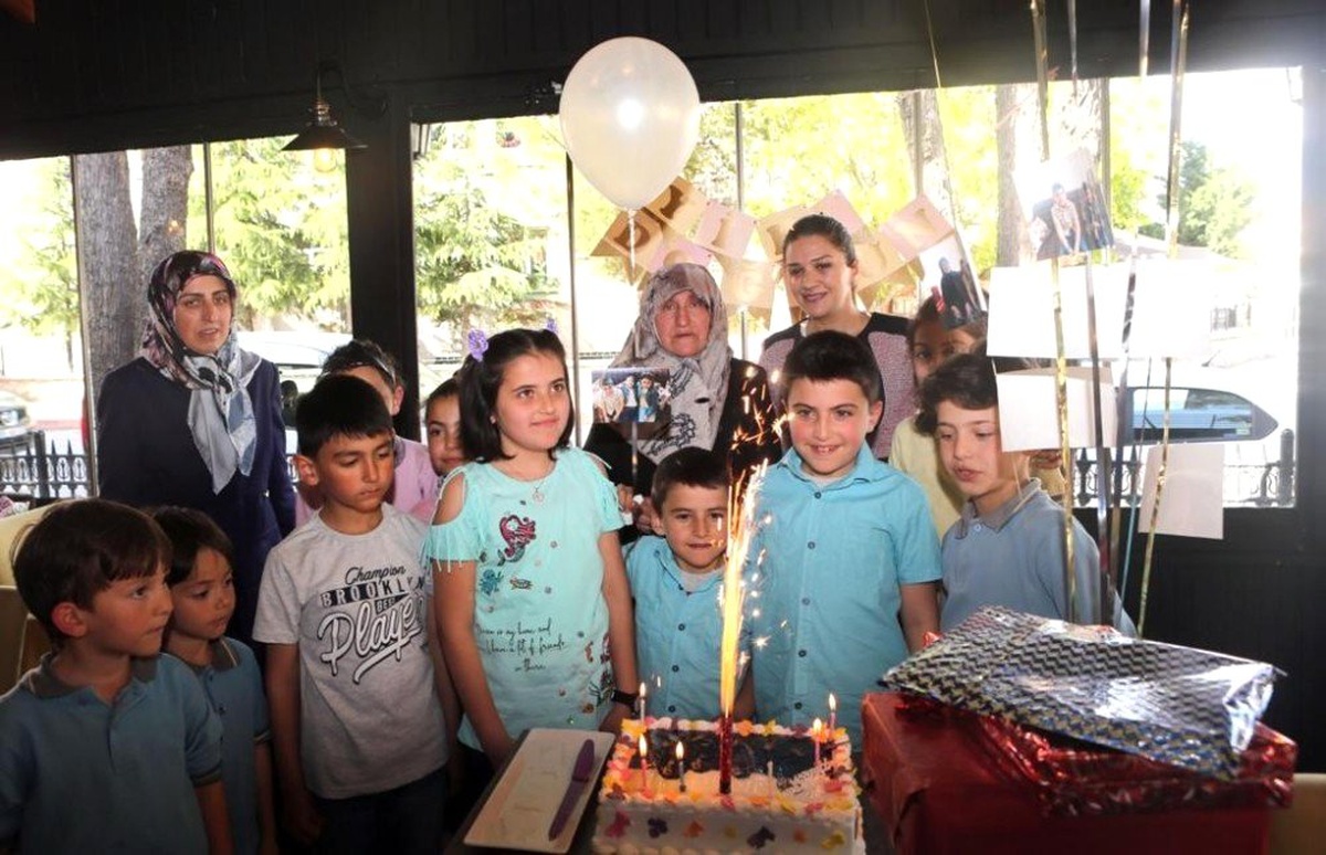 Babaanne ve Torunlarına Doğum Günü Sürprizi