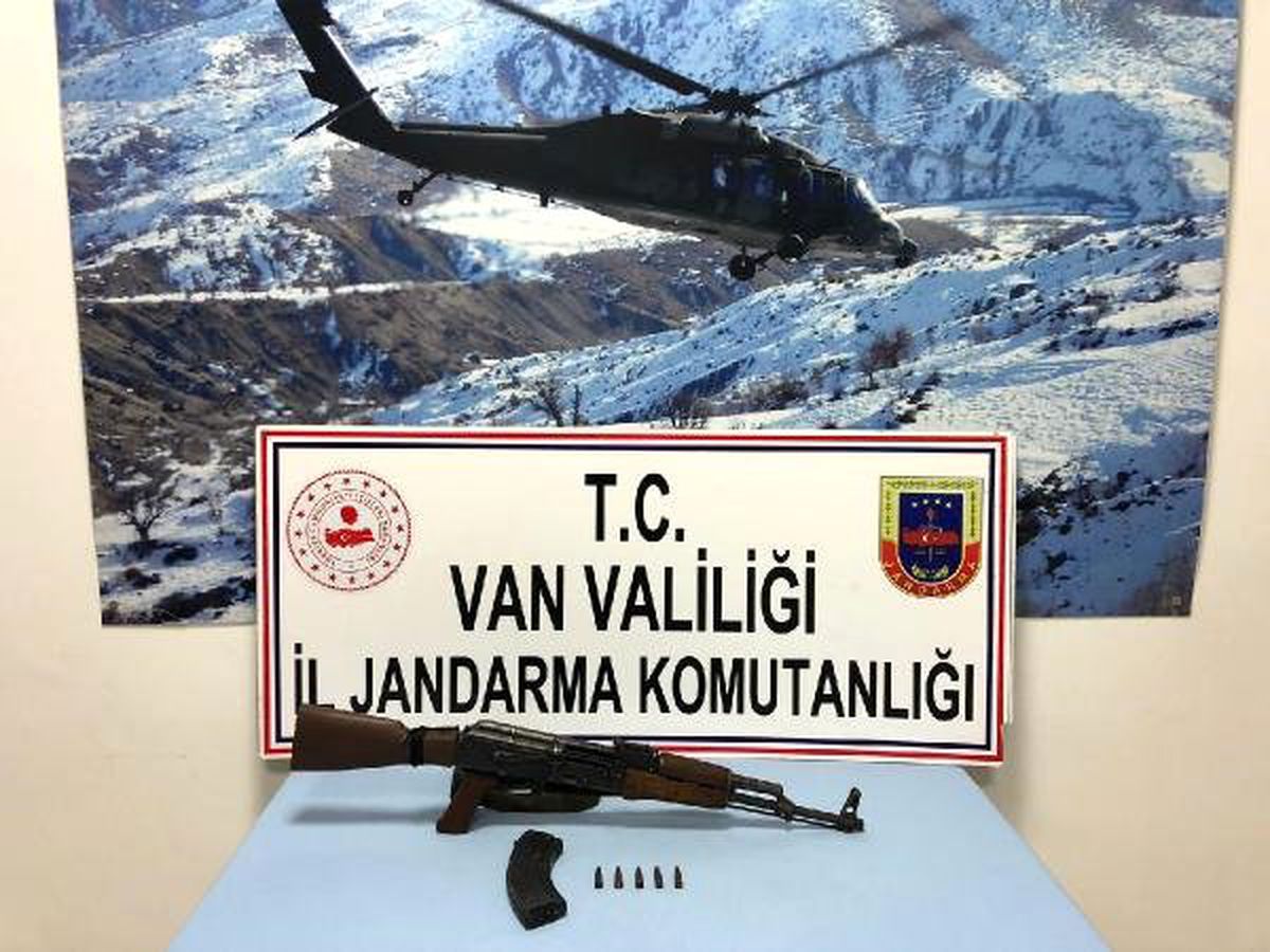 Başkale\'de Evde Kalaşnikof ve Mühimmat Ele Geçirildi
