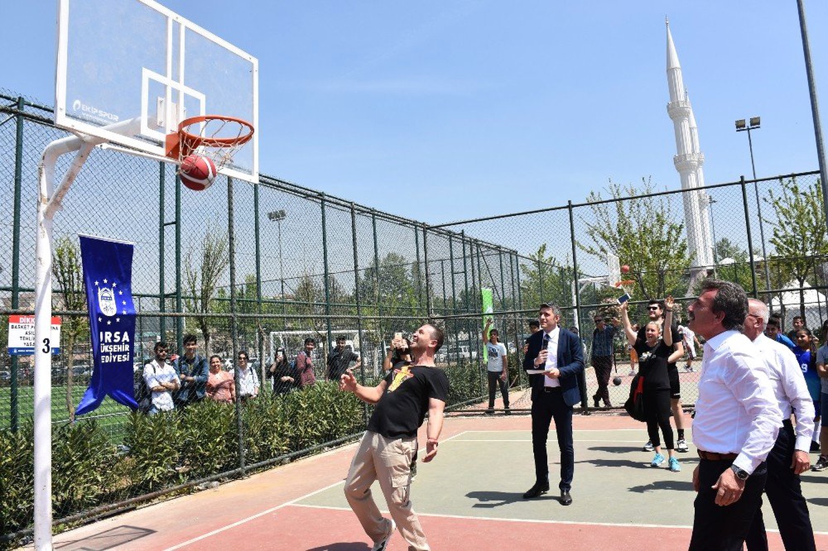 Bursa\'da Sokak Basketbolu Turnuvası Coşkusu