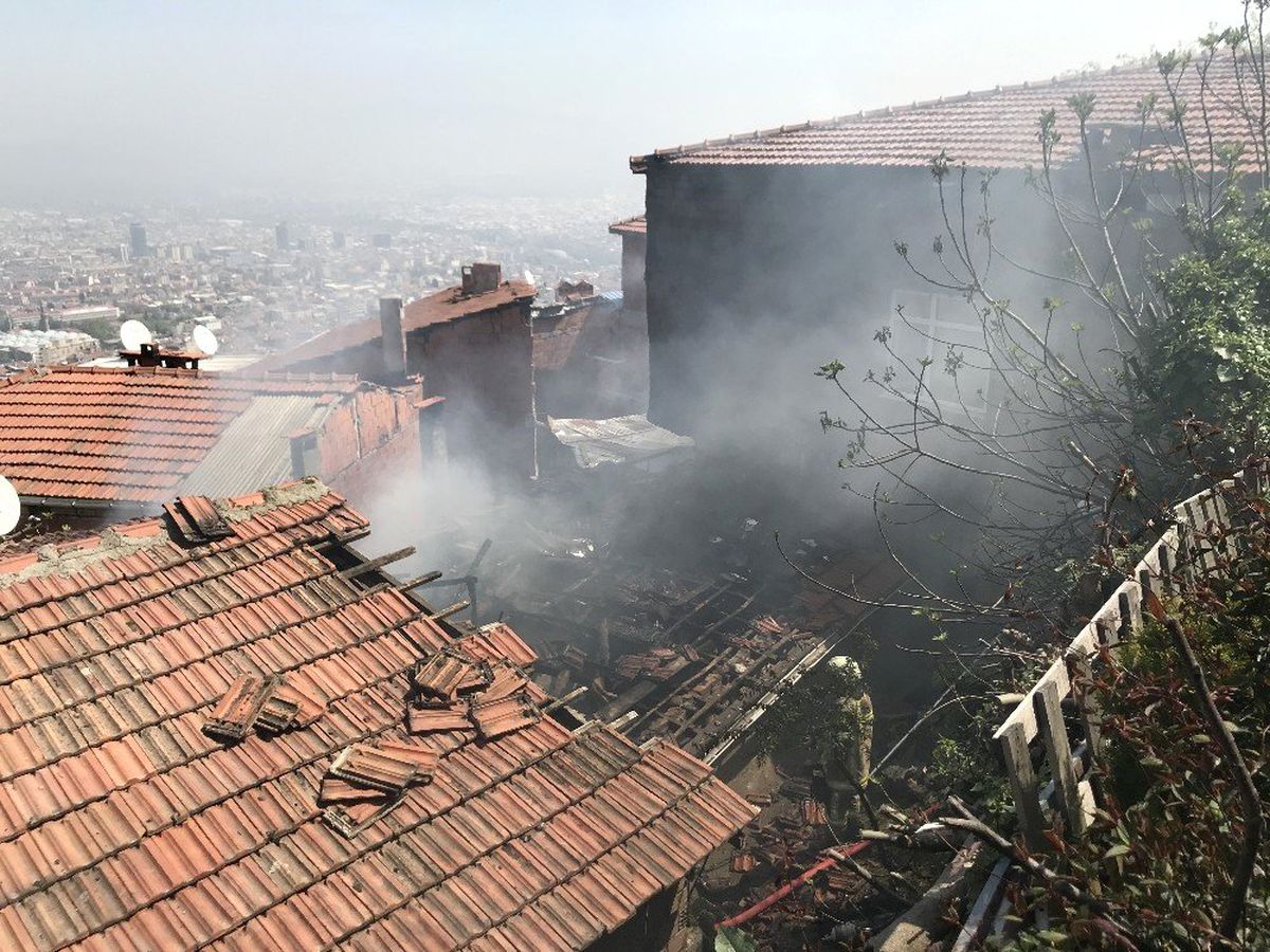 Bursa\'da Yangın Evi Kül Etti