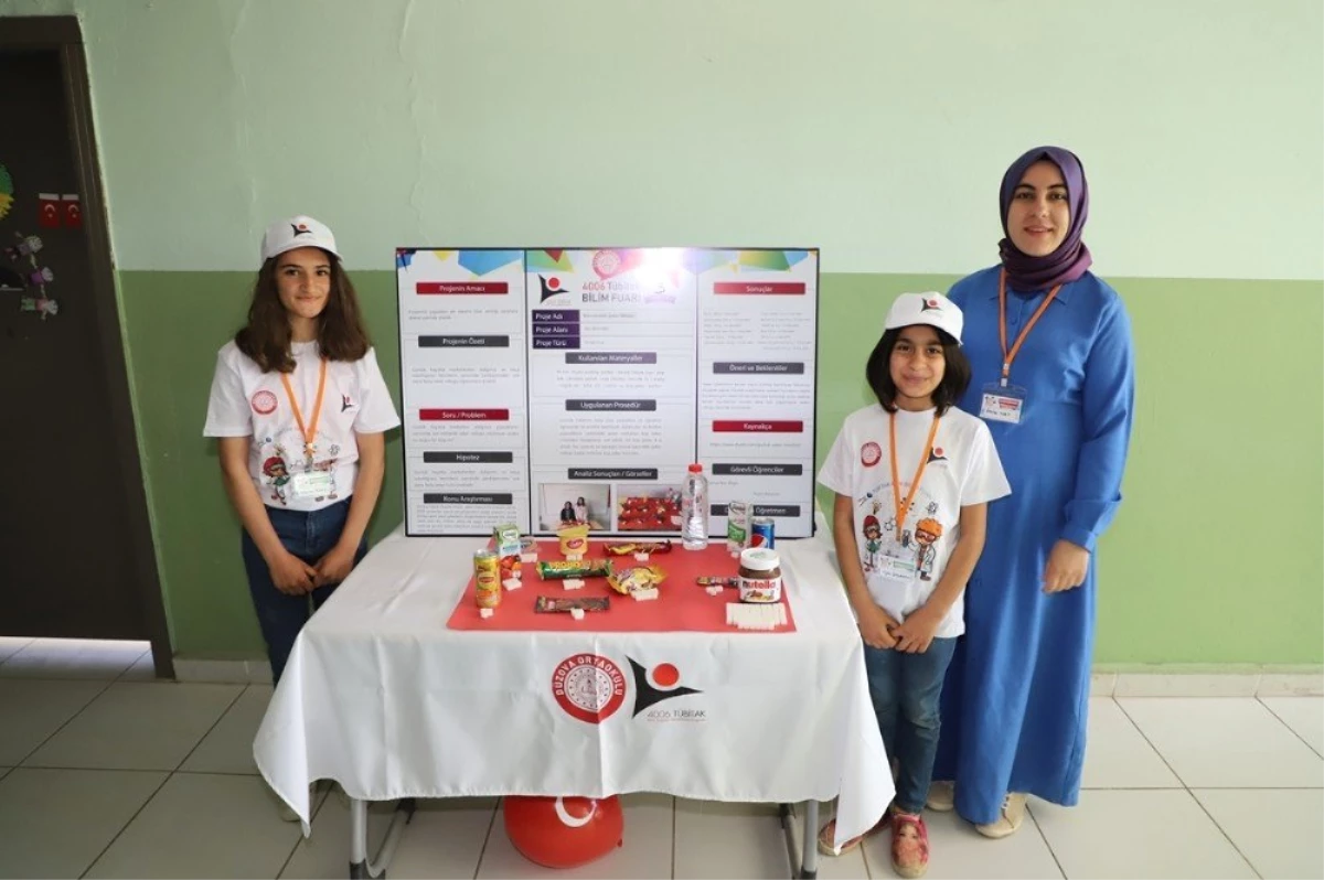 Cizre\'de Düzova İlk ve Orta Okulunda Açılan Bilim Fuarı İlgi Gördü
