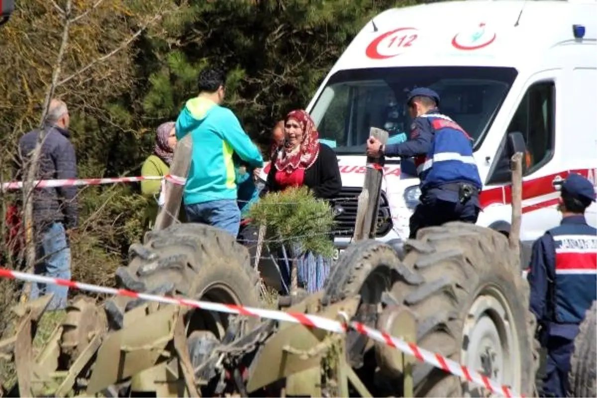 Devrilen Traktörün Sürücüsü Öldü, Yakınları Sinir Krizi Geçirdi