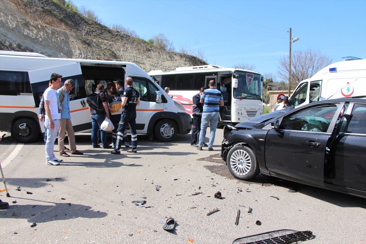 Diyaliz Hastalarını Taşıyan Minibüs ile Otomobil Çarpıştı: 7 Yaralı
