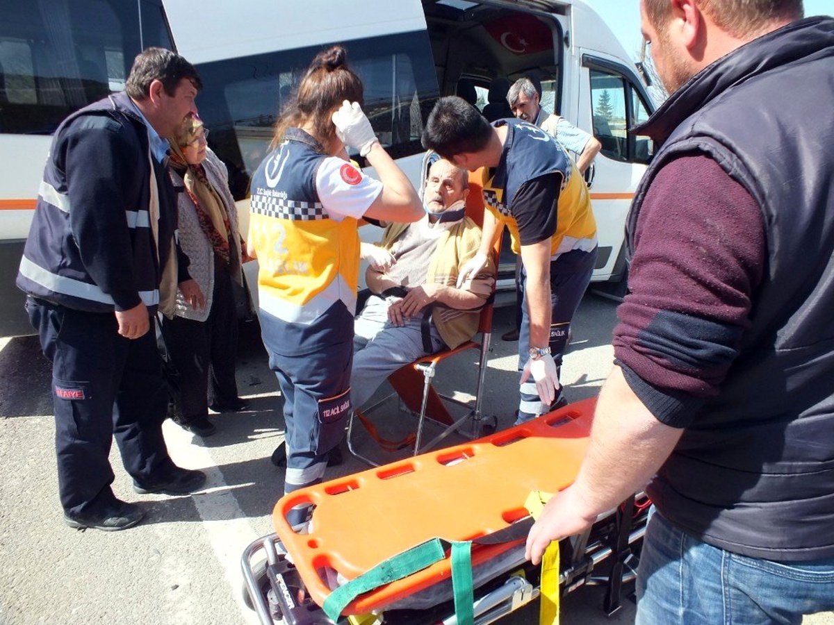 Diyaliz Hastalarını Taşıyan Minibüs ile Otomobil Çarpıştı: 5 Yaralı