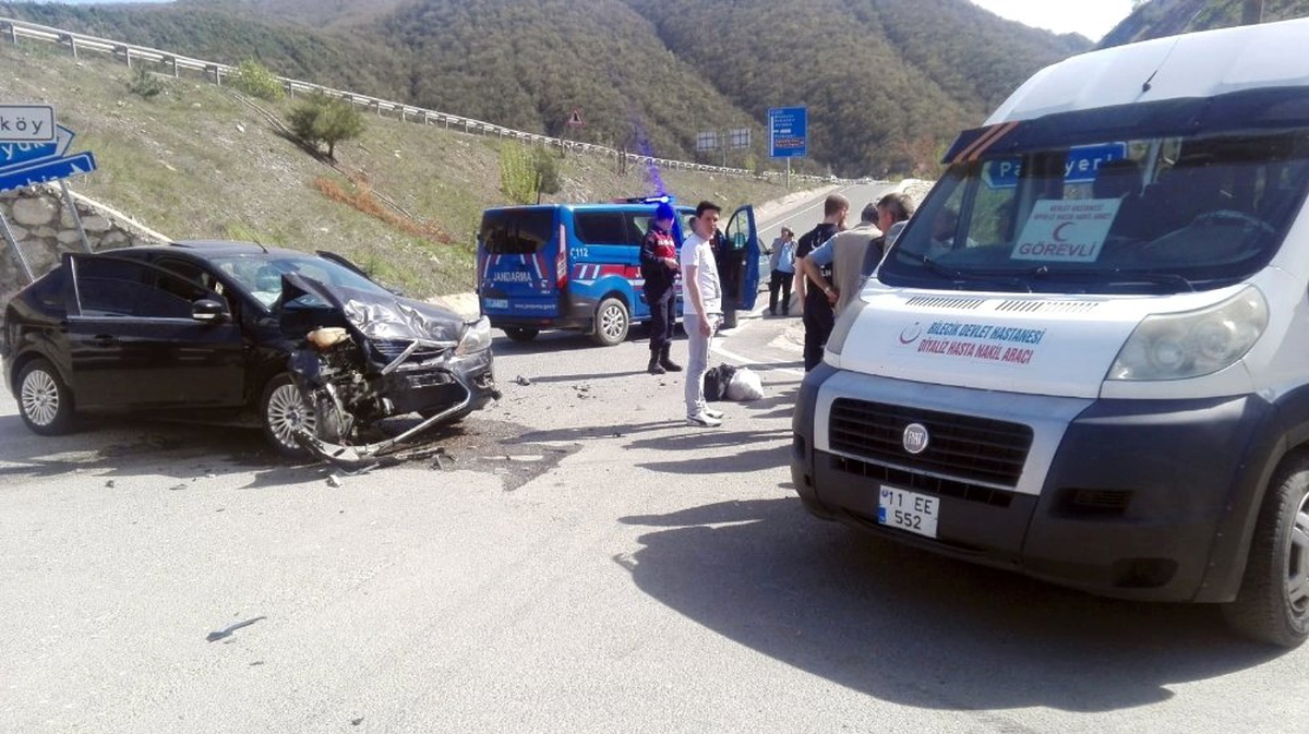 Diyaliz Hastalarını Taşıyan Minibüs ile Otomobil Çarpıştı: 5 Yaralı