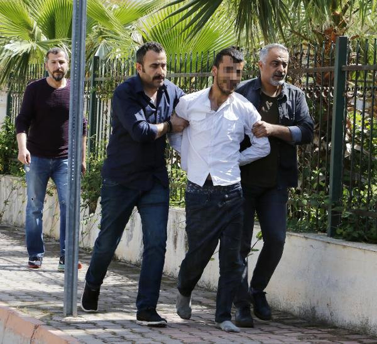 Emniyete Götürülürken Kaçan Şüpheli, Ayakkabısı Çıkınca Yakalandı