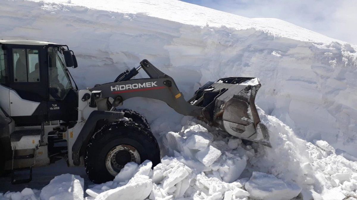 Erzurum\'da Nisan Ayında Karla Mücadele Çalışması