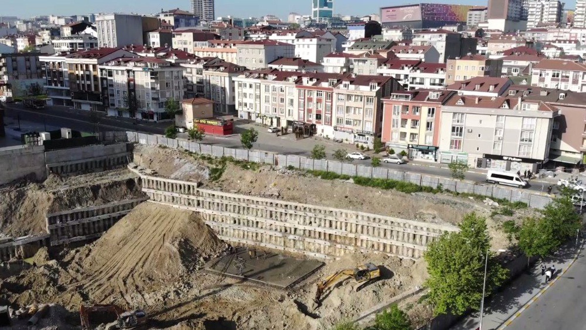 Esenyurt\'ta Çatlakların Oluştuğu Bina ve Yollar Havadan Görüntülendi