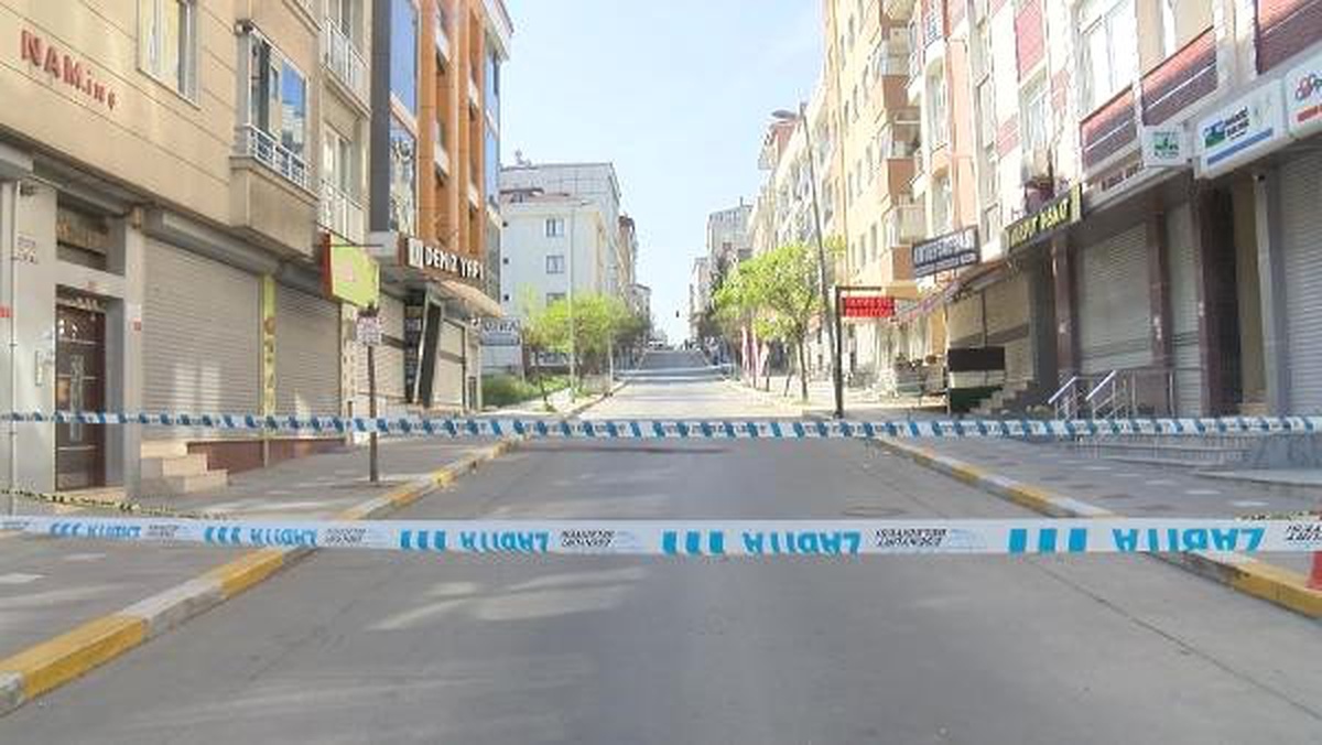 Esenyurt\'ta Çatlayan Yol ve Binalardaki İnceleme Sürüyor