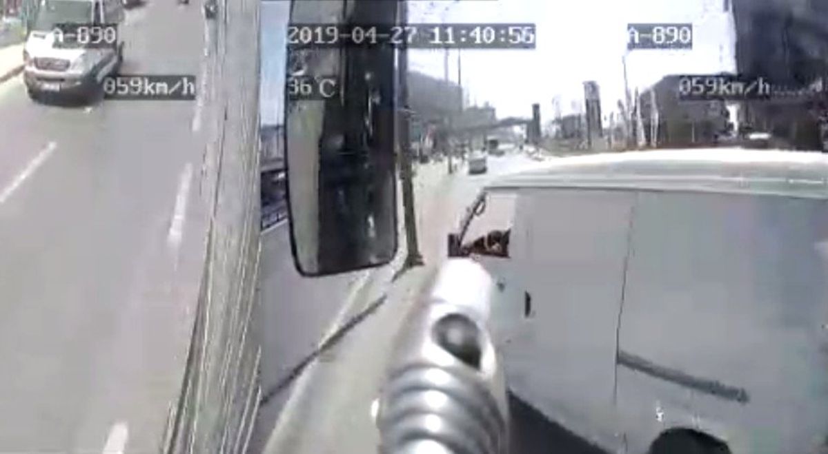 Esenyurt\'ta Ticari Minibüs ile Otobüs Çarpıştı: 1 Ölü, 2 Yaralı