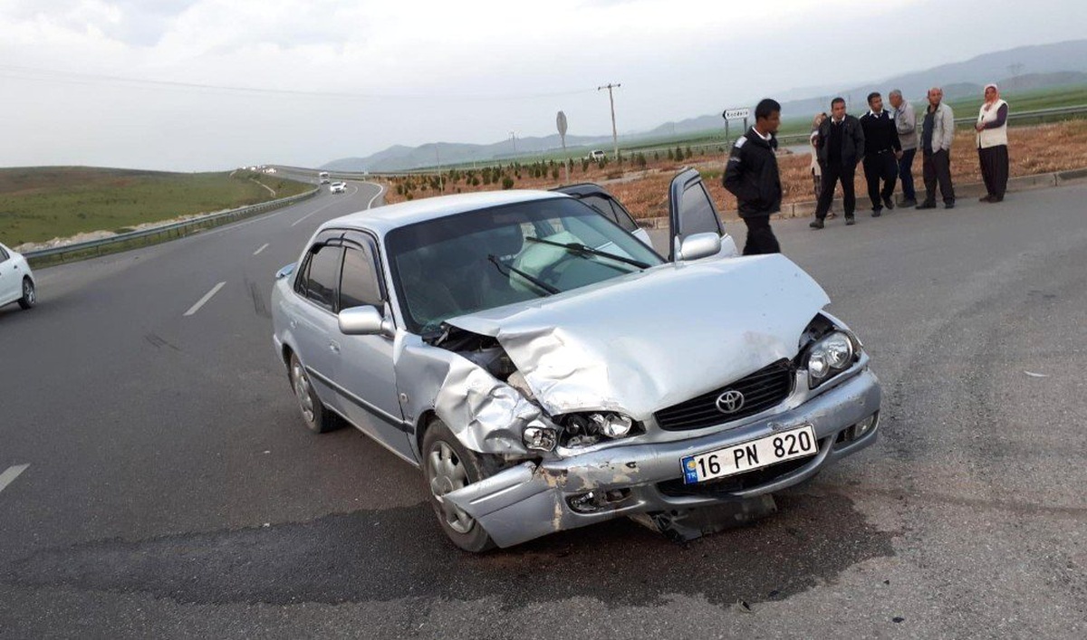 Gaziantep\'te İki Otomobil Çarpıştı: 5 Yaralı