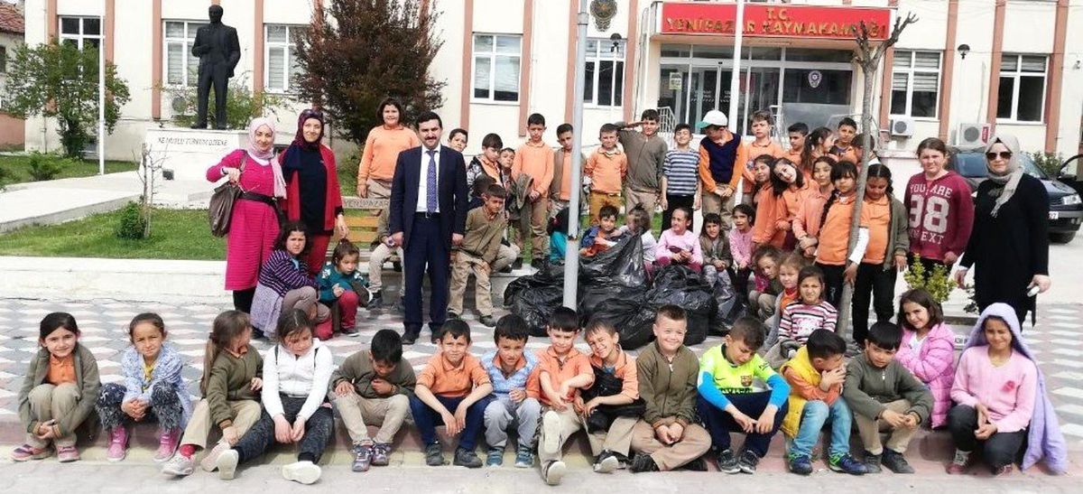 Gönüllü Öğrencilerden Çevre Temizliği