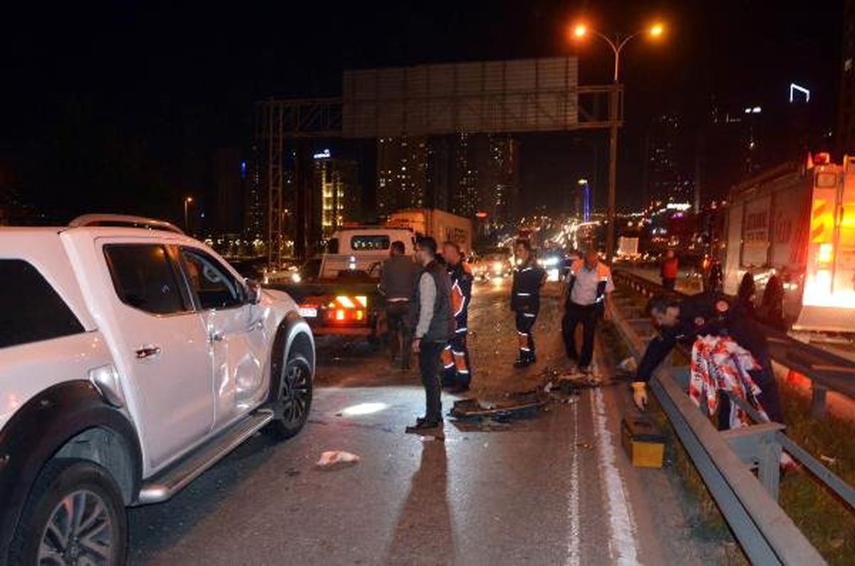 Haramidere\'de Freni Boşalan Midibüs 3 Araca Çarptı: 5 Yaralı