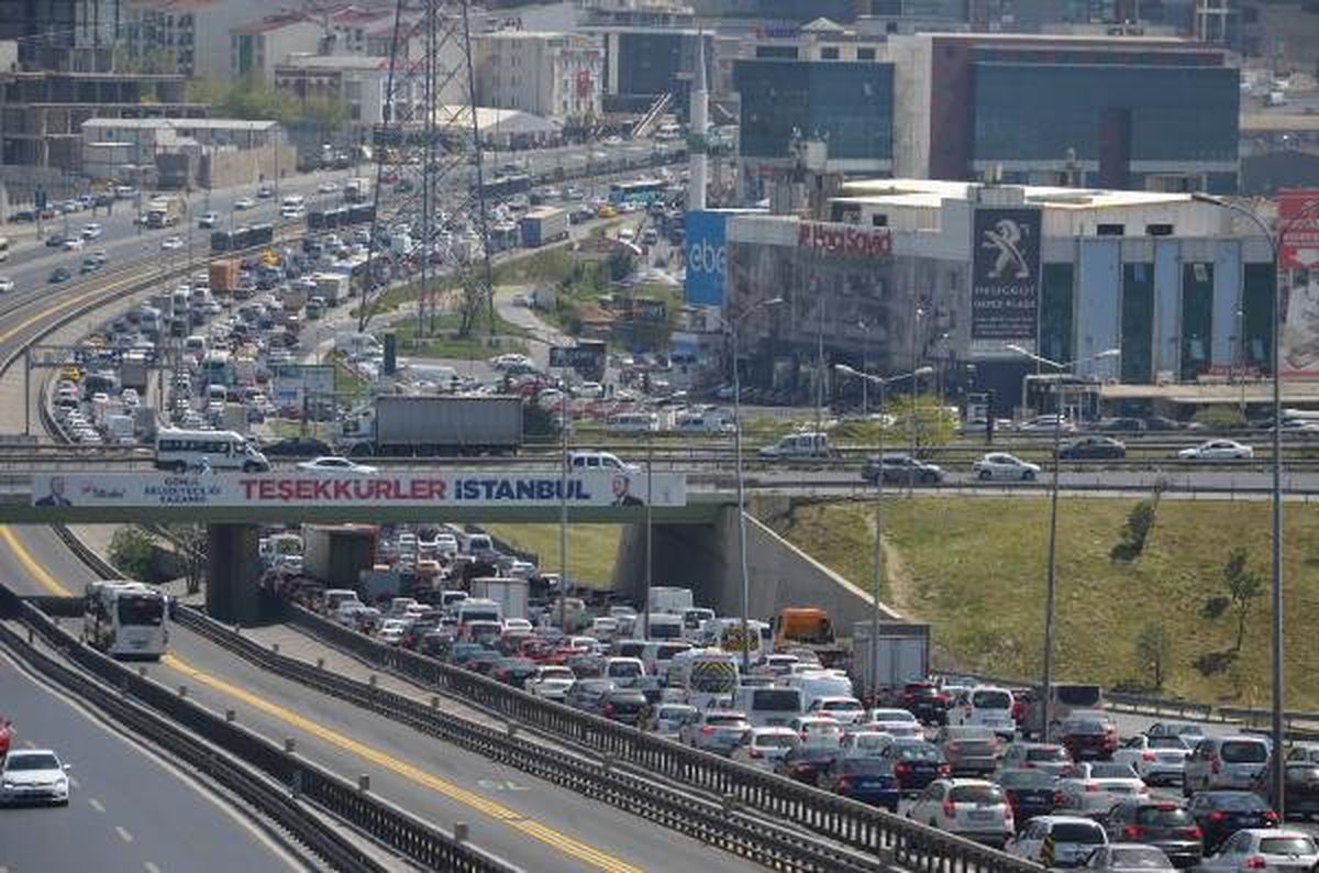 Haramidere\'de Otobüs ile Minibüsün Çarpışma Anı Kamerada : 1 Ölü, 2 Yaralı (2)