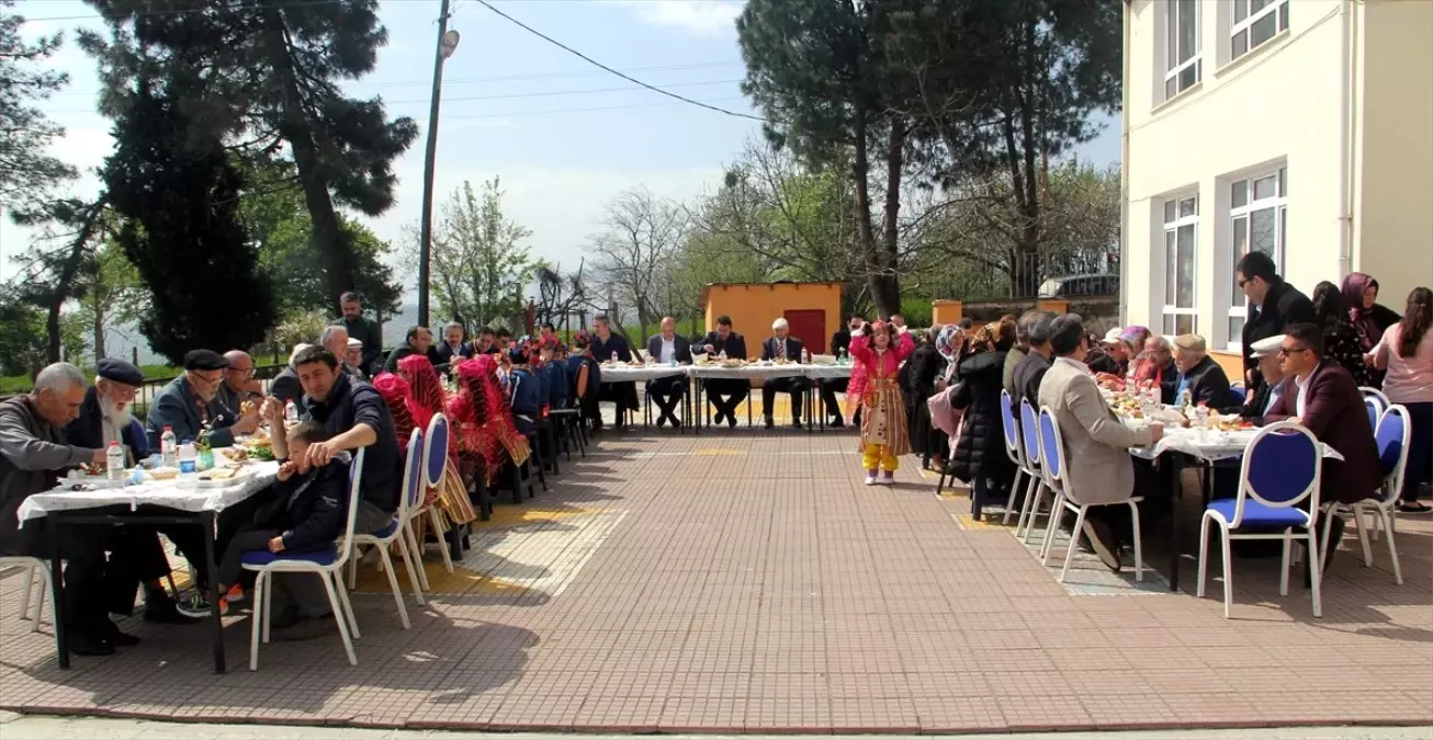 Huzurevi Sakinleri İlkokul Öğrencileriyle Buluştu