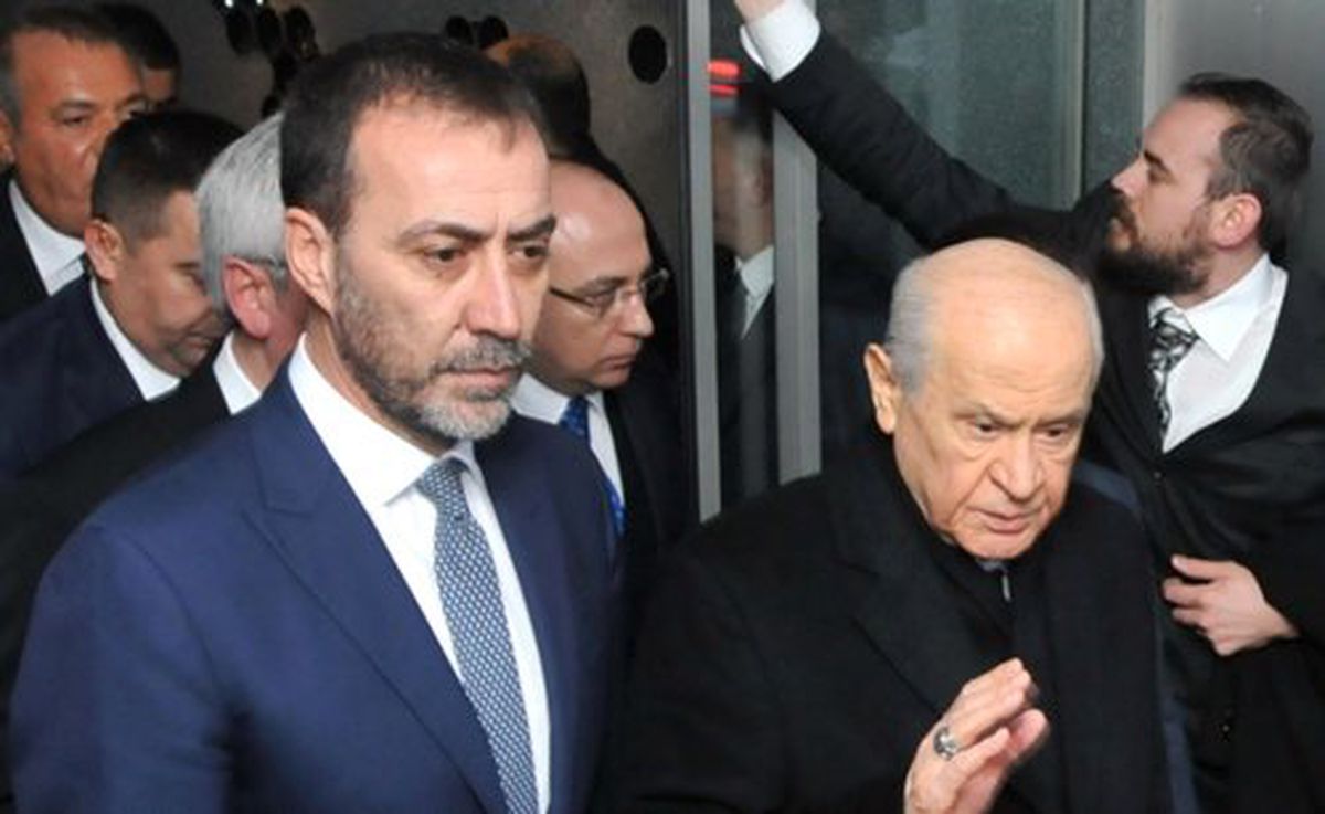 İstanbul'un Tek MHP'li Başkanı, Belediye Tabelasına T.C. İbaresini Ekletti