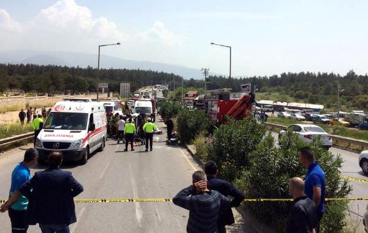 İzmir\'de İki Araç Çarpıştı: 7 Ölü, 1 Yaralı