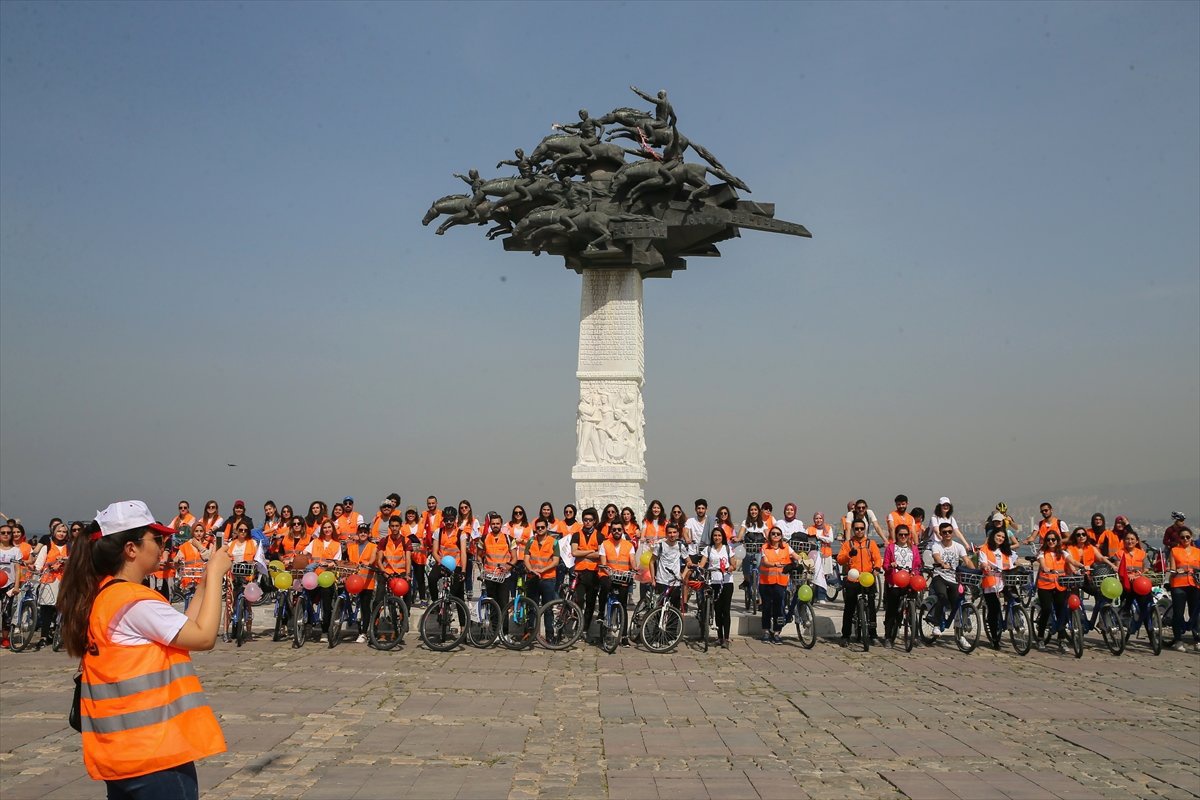İzmir\'de Sağlıklı Yaşam İçin Pedal Çevirdiler