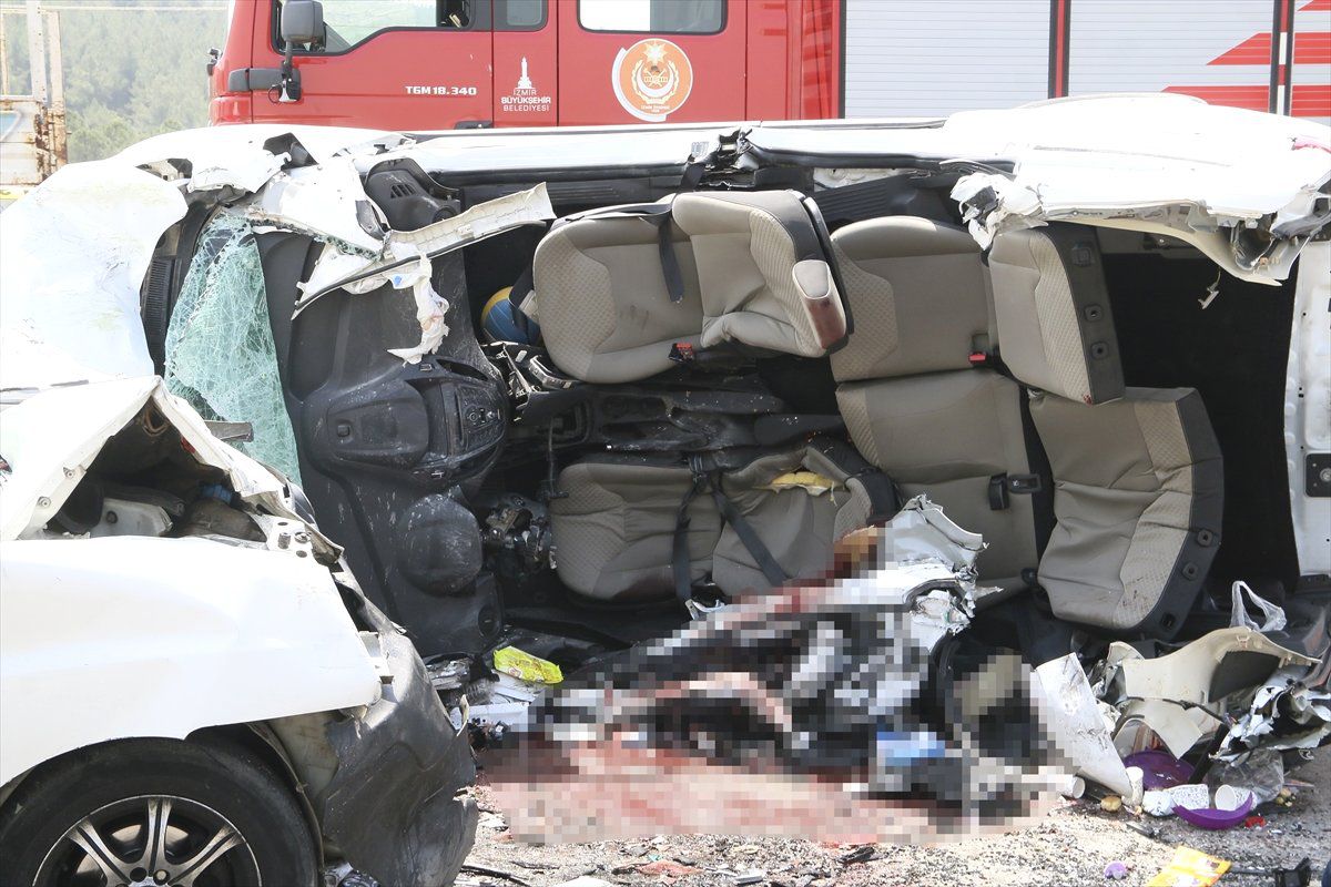 İzmir\'de Trafik Kazası: 7 Ölü, 1 Yaralı
