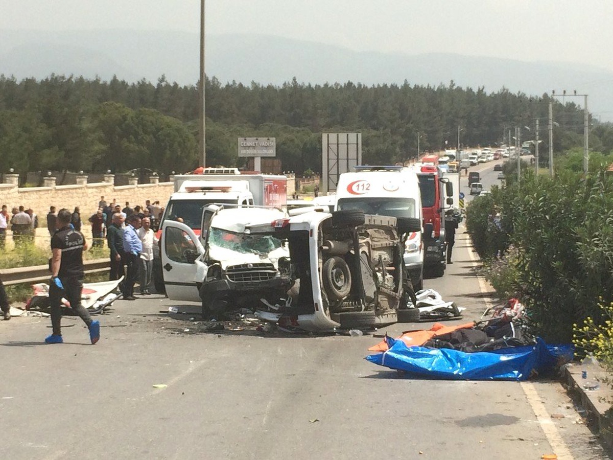İzmir\'in Buca İlçesi Kaynaklar Bölgesinde 2 Araç Çarpıştı.