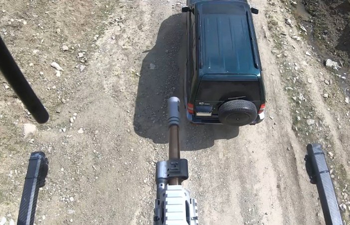 Karakol ve konvoy güvenliği için silahlı drone