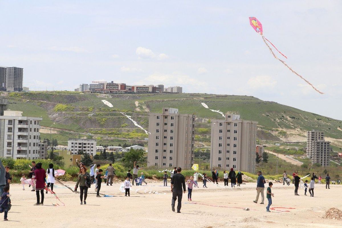 Karaköprü\'de Çocuklar Uçurtma Şenliğinde Eğlendi