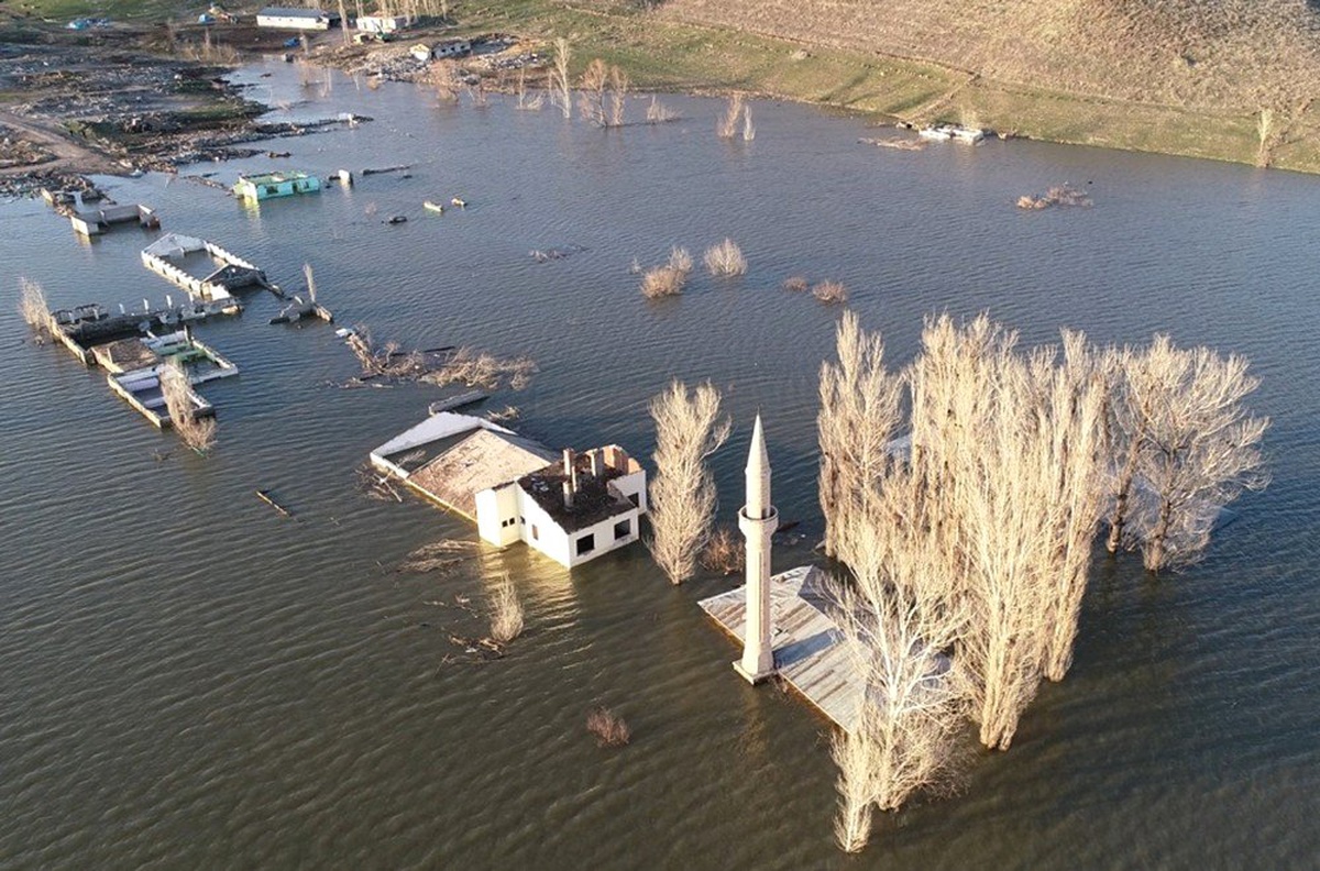 Kars\'ta Sular Altında Kalan Köylerine Son Kez Baktılar