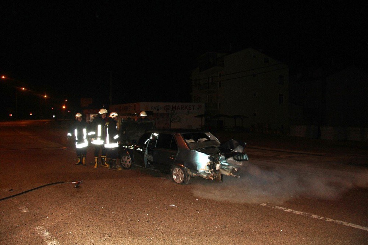 Kaza Yapan Aracın Lpg Tankı Patladı: 3 Yaralı
