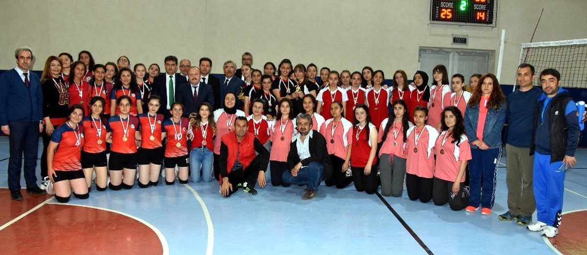 Kocasinan\'ın Liseler Arası Voleybol Turnuvasında Final Heyecanı Yaşandı