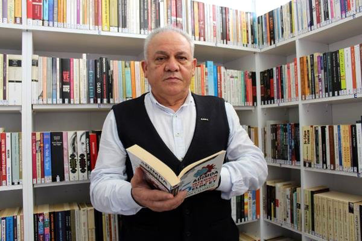 Kömürlüğü Kütüphaneye Dönüştürdü