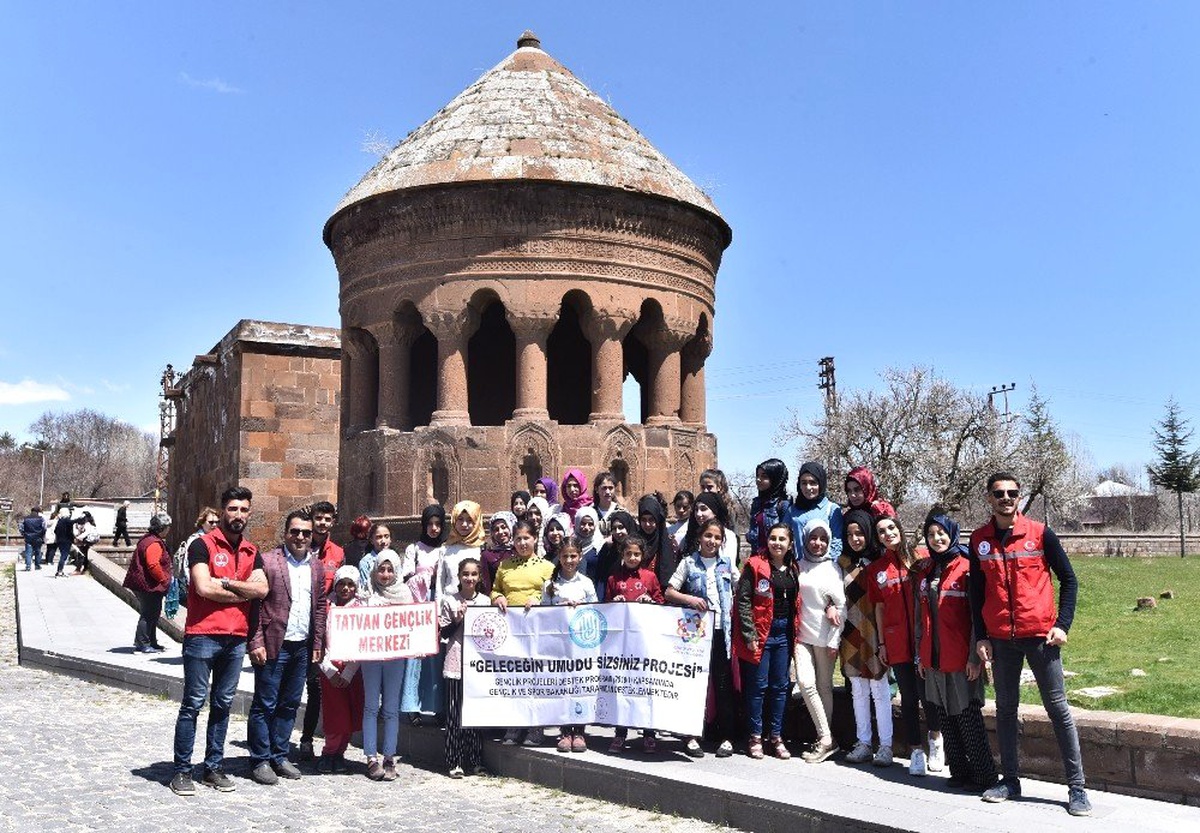 Köylerinden İlk Defa Çıkan Çocuklar, Ahlat\'ın Tarihi Mekanlarını Gezdi