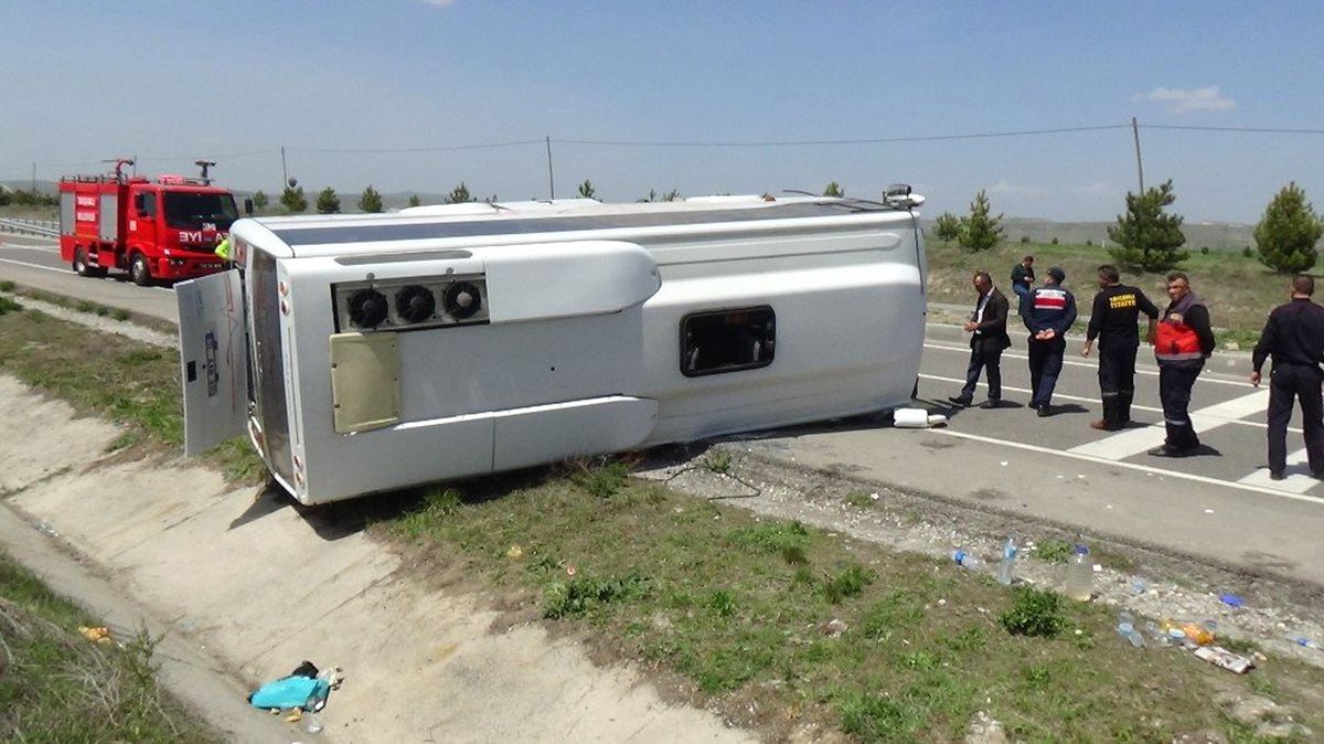 Kütahya\'da Yolcu Otobüsü Devrildi: 8 Yaralı