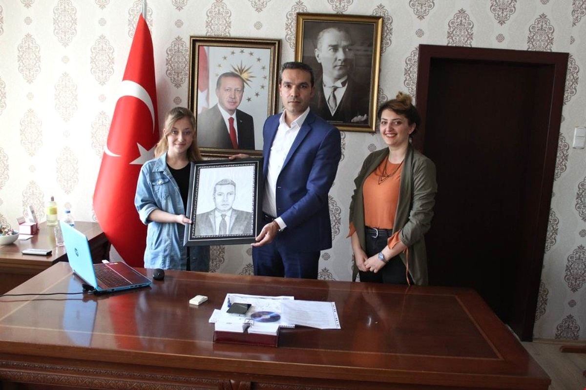 Lise Öğrencisinin Karakalem Portre Çalışmasında Büyük Başarısı