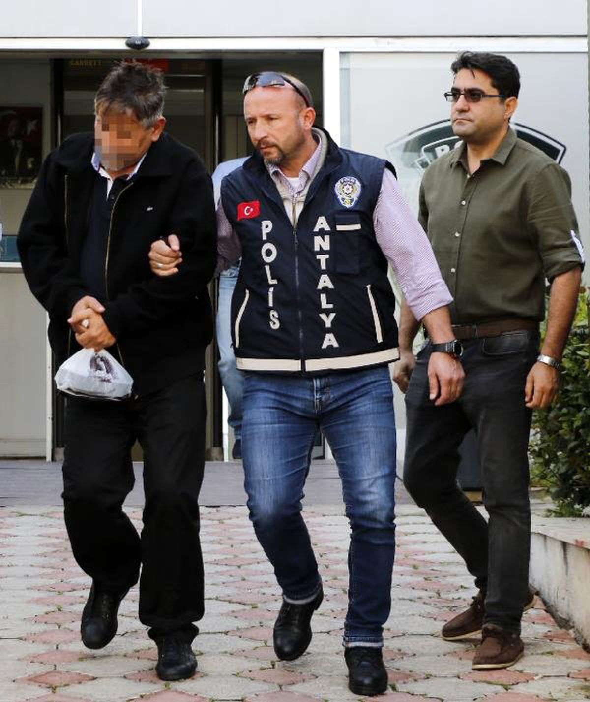 MİT Görevlisi Olarak Tanıtıp, Dolandırdılar