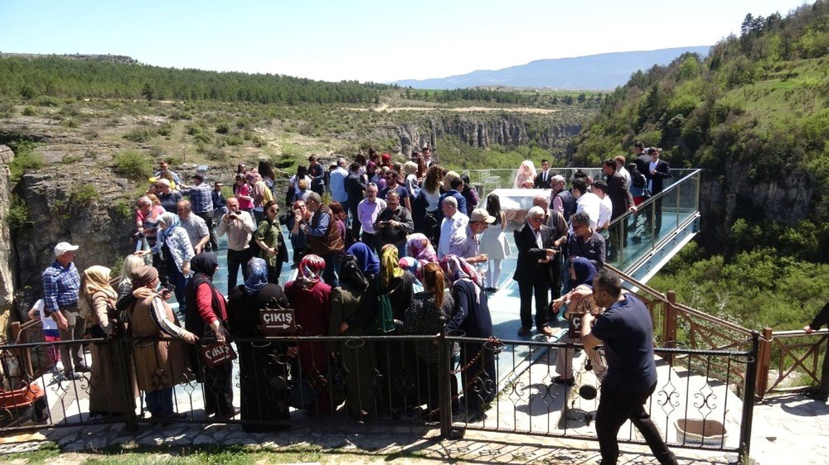 Nikahları 80 Metre Yükseklikteki Cam Teras\'ta Kıyıldı