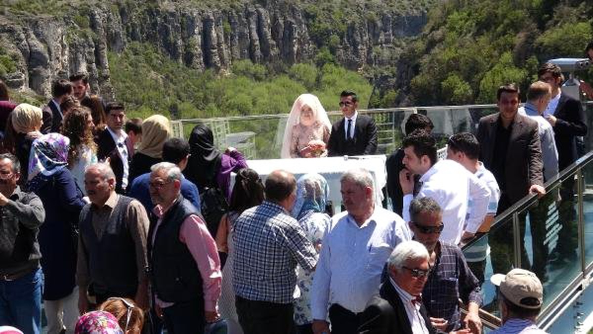 Nikahları 80 Metre Yükseklikteki Cam Terasta Kıyıldı