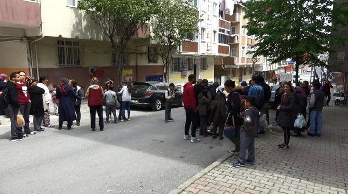 Öğrenci Servisi Arkasından Geçen Kişiye Çarptı