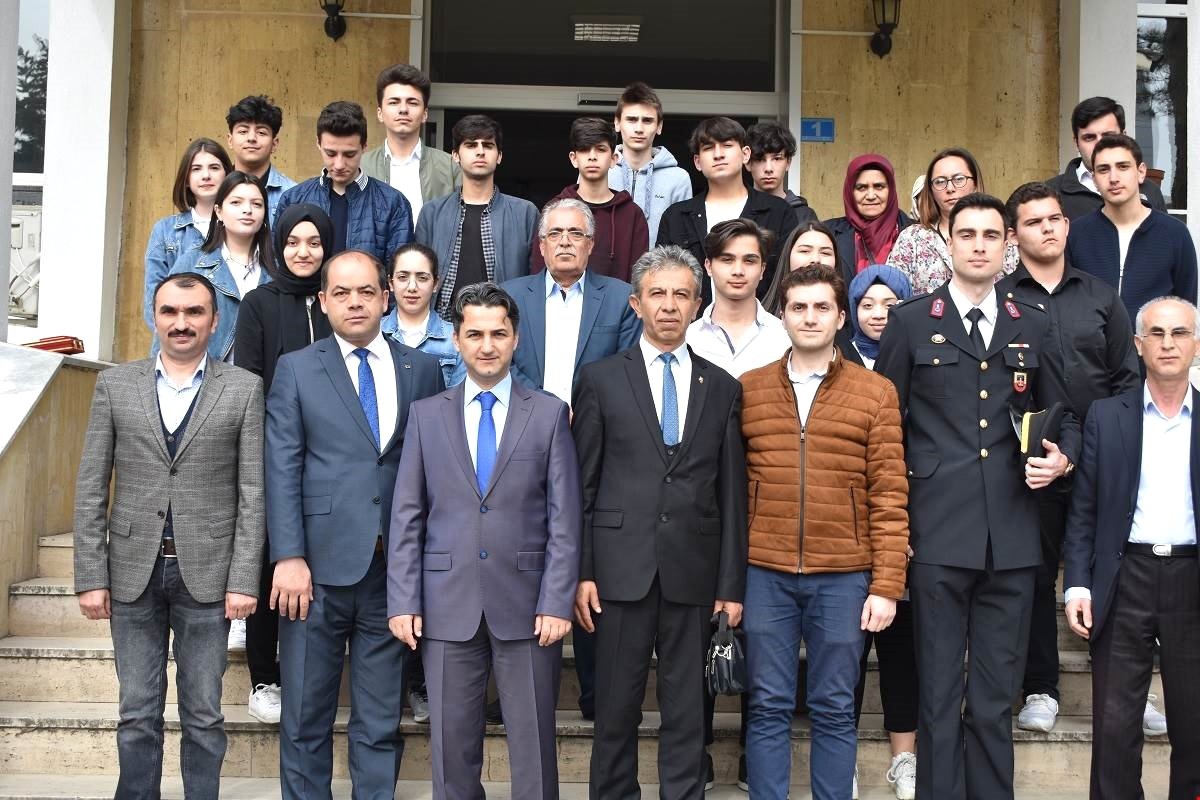 Öğrenciler Şehit Ailesini Ziyaret Etti