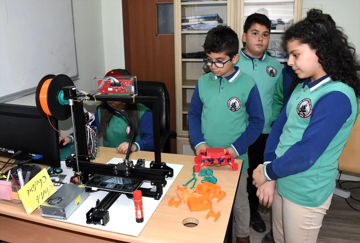 Öğrenciler Yaptıkları Robotların Malzemelerini de Üretiyor