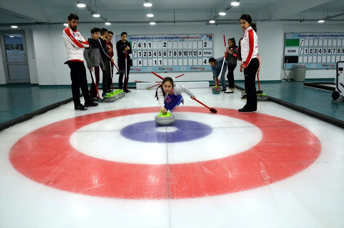 Okul Okul Dolaşıp Çocuklara Curling Öğretiyor