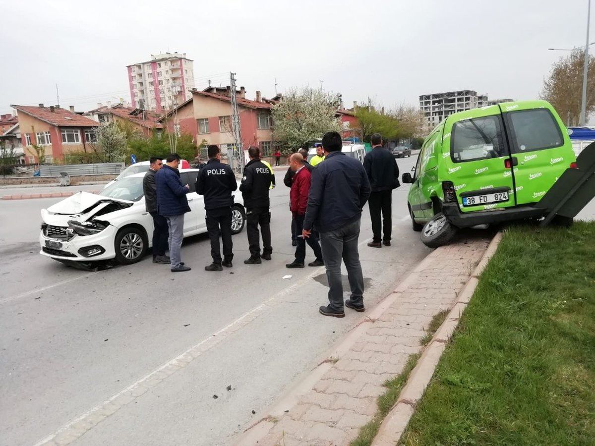 Otomobiller Çarpıştı: 3 Yaralı